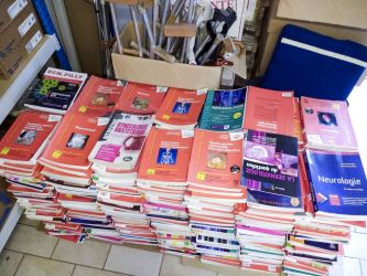 Collecte de livres de médecine.