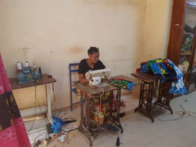 CFAM Une couturiere au travail