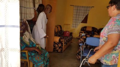 Burkina Santé distribue du matériel médical.