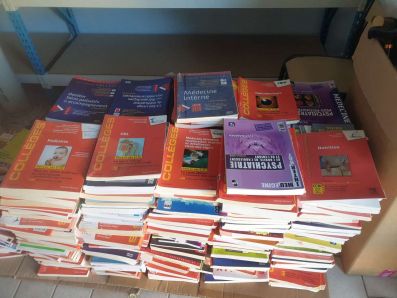 Collecte de livres de médecine.