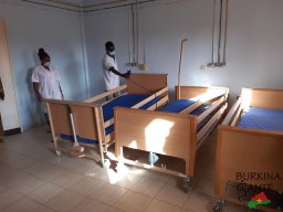 Les lits à l'hôpital de Bogodogo